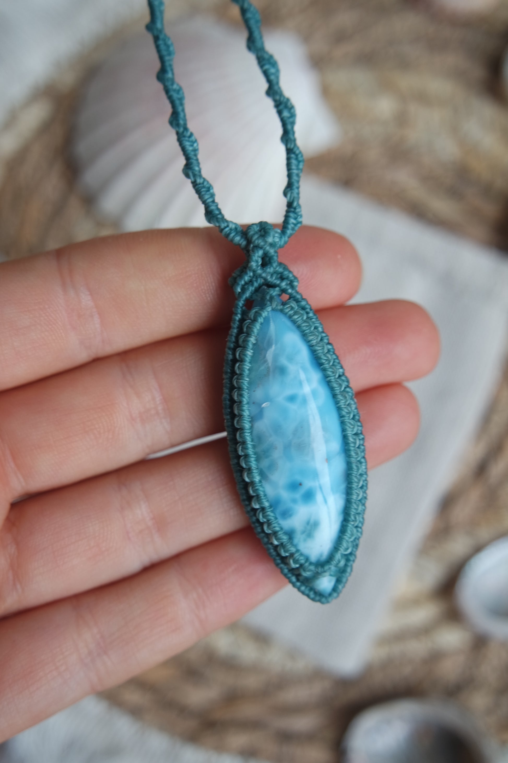 Naturstein Kette mit Larimar aus der Kollektion Zwischen Wellen und Wurzeln.