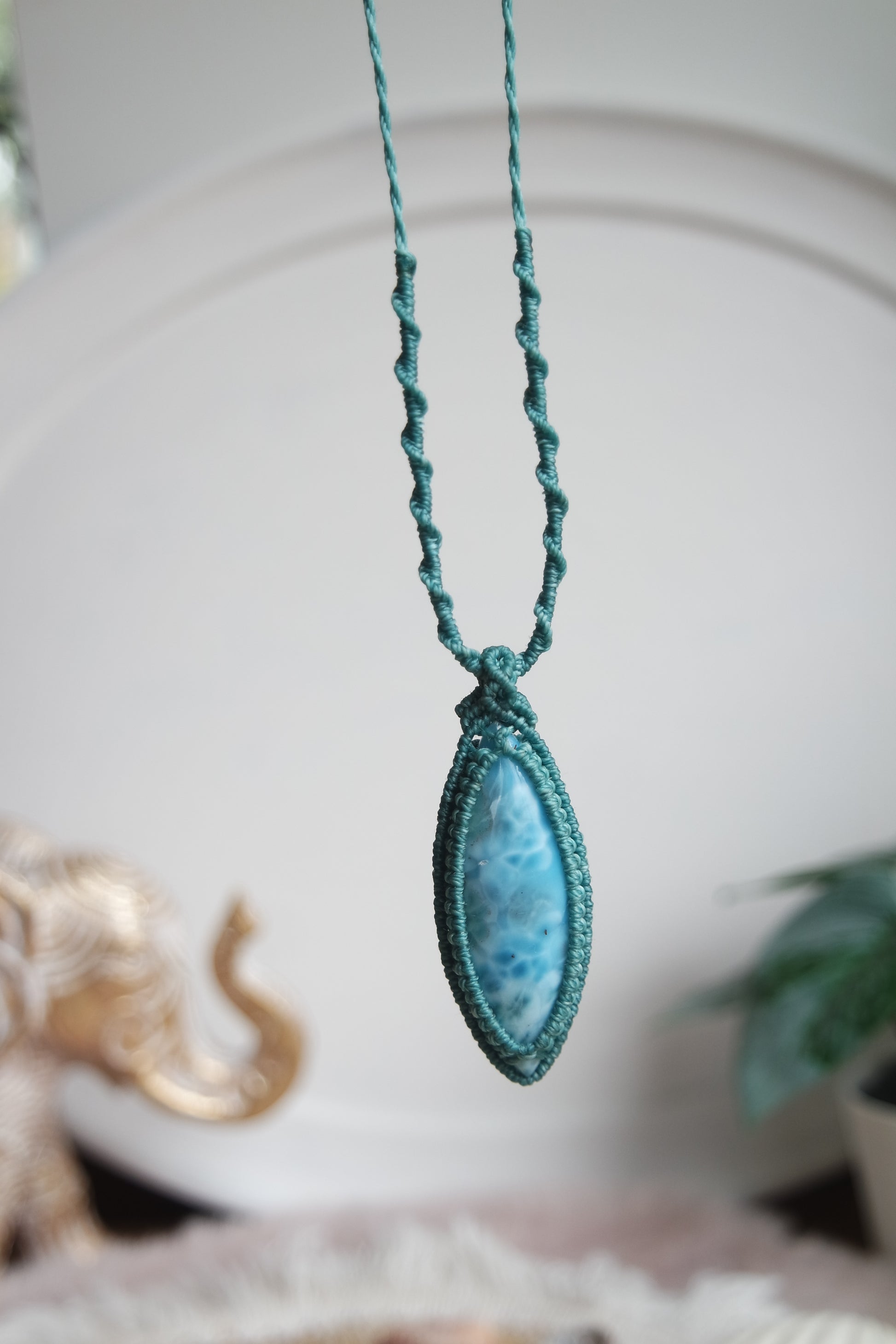 Boho Makramee Schmuck mit natürlichem Larimar.