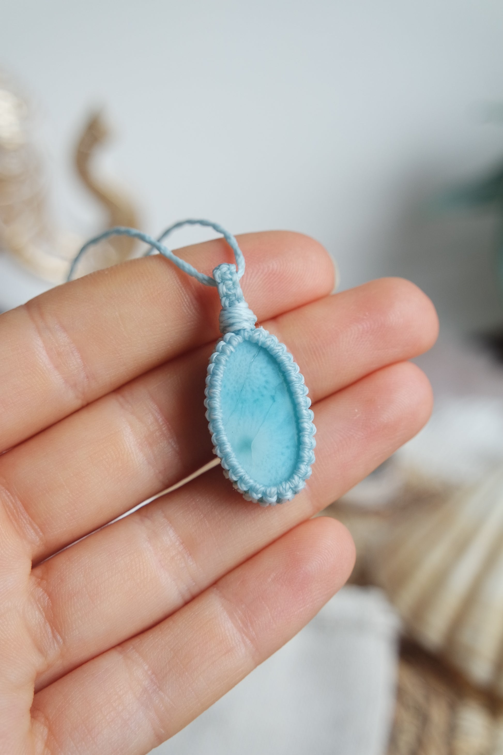 Handgeknüpfte Makramee Kette „Hoffnung“ mit echtem Larimar.