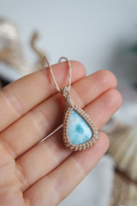 Handgeknüpfte Makramee Kette „Verbundenheit“ mit echtem Larimar.