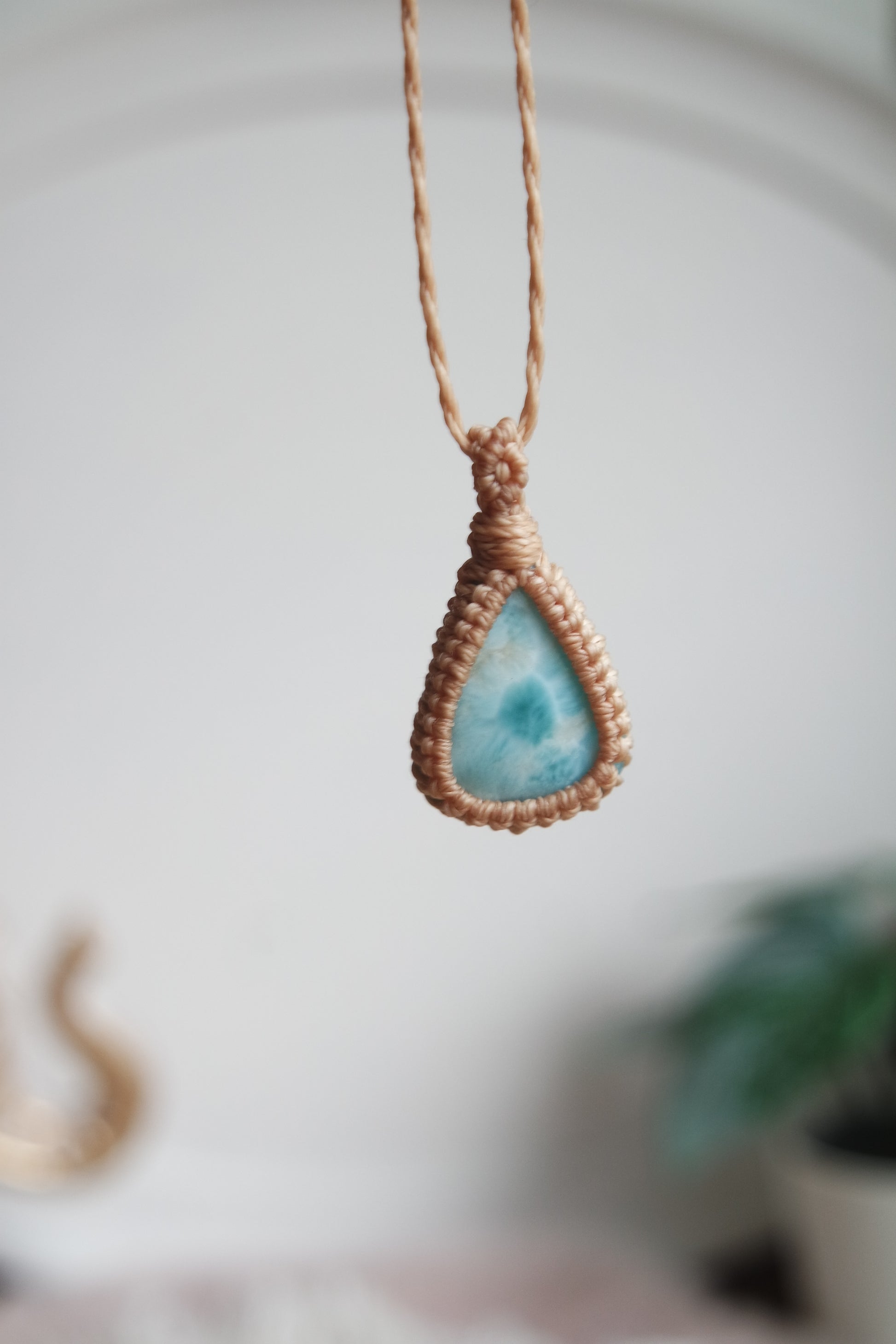 Makramee Kette mit Larimar und verstellbarem Schiebeknoten aus Handarbeit.