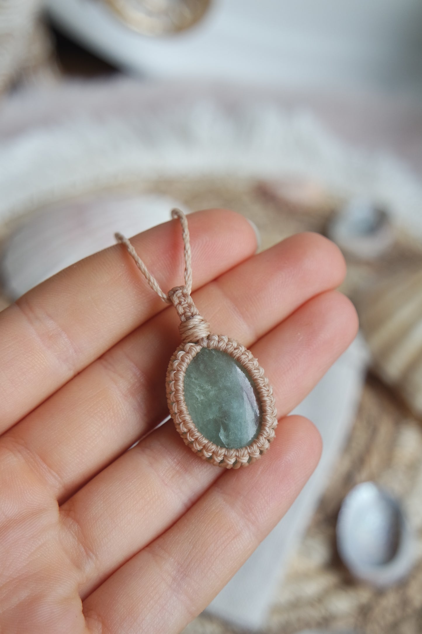 Handgeknüpfte Aquamarin Kette aus der Kollektion „Zwischen Wellen und Wurzeln“.