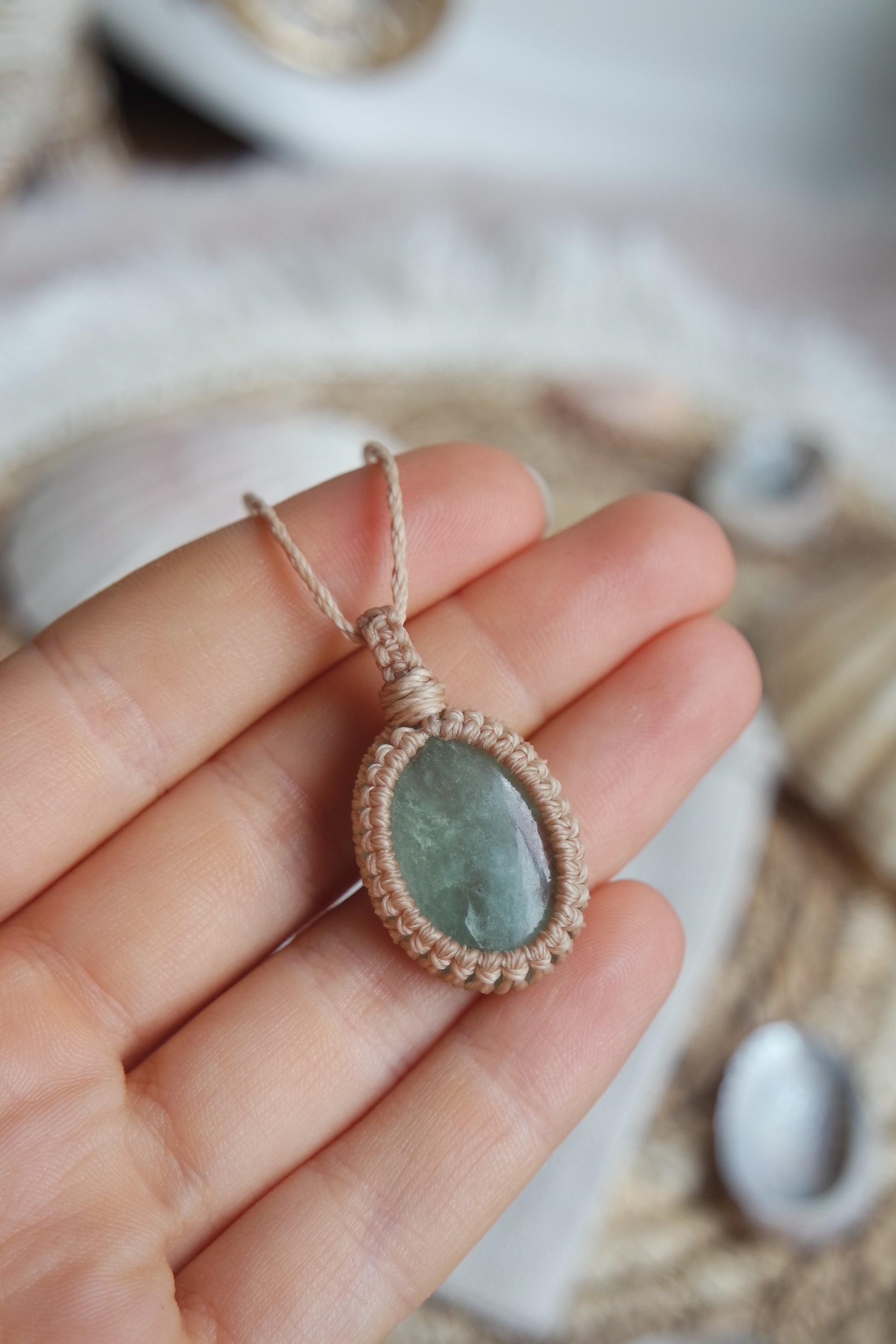 Handgeknüpfte Aquamarin Kette aus der Kollektion „Zwischen Wellen und Wurzeln“.
