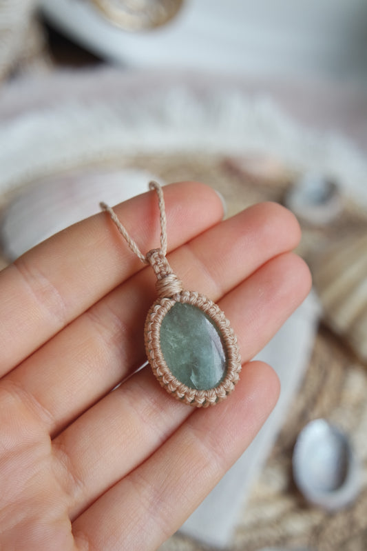 Handgeknüpfte Aquamarin Kette aus der Kollektion „Zwischen Wellen und Wurzeln“.