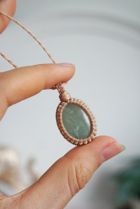 Makramee Kette „Freiheit“ mit echtem Aquamarin in beigefarbener Fassung.