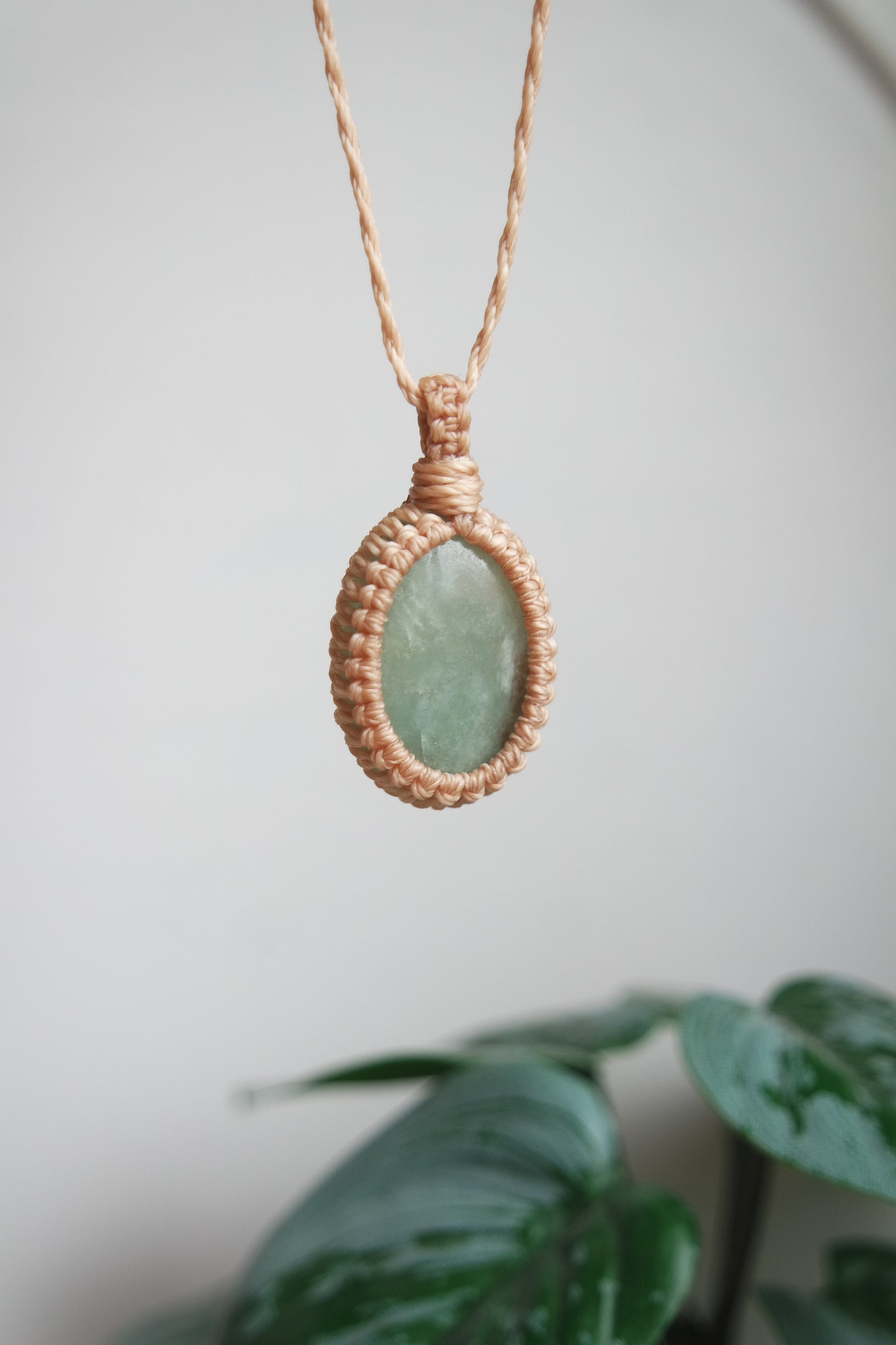 Handgefertigte Makramee Kette mit Aquamarin und verstellbarem Schiebeknoten.