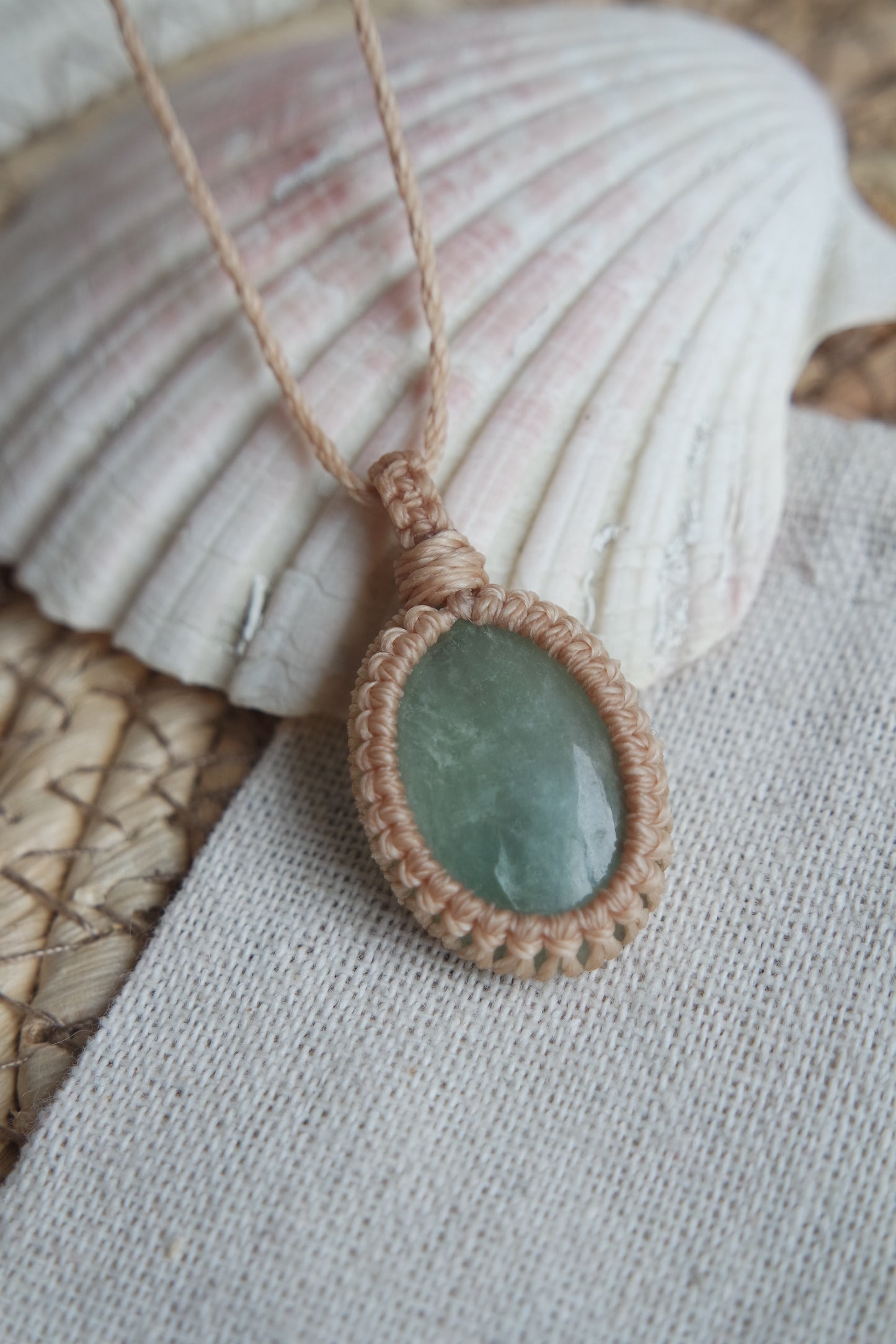 Einzigartige Naturstein Kette mit Aquamarin in liebevoller Handarbeit gefertigt.