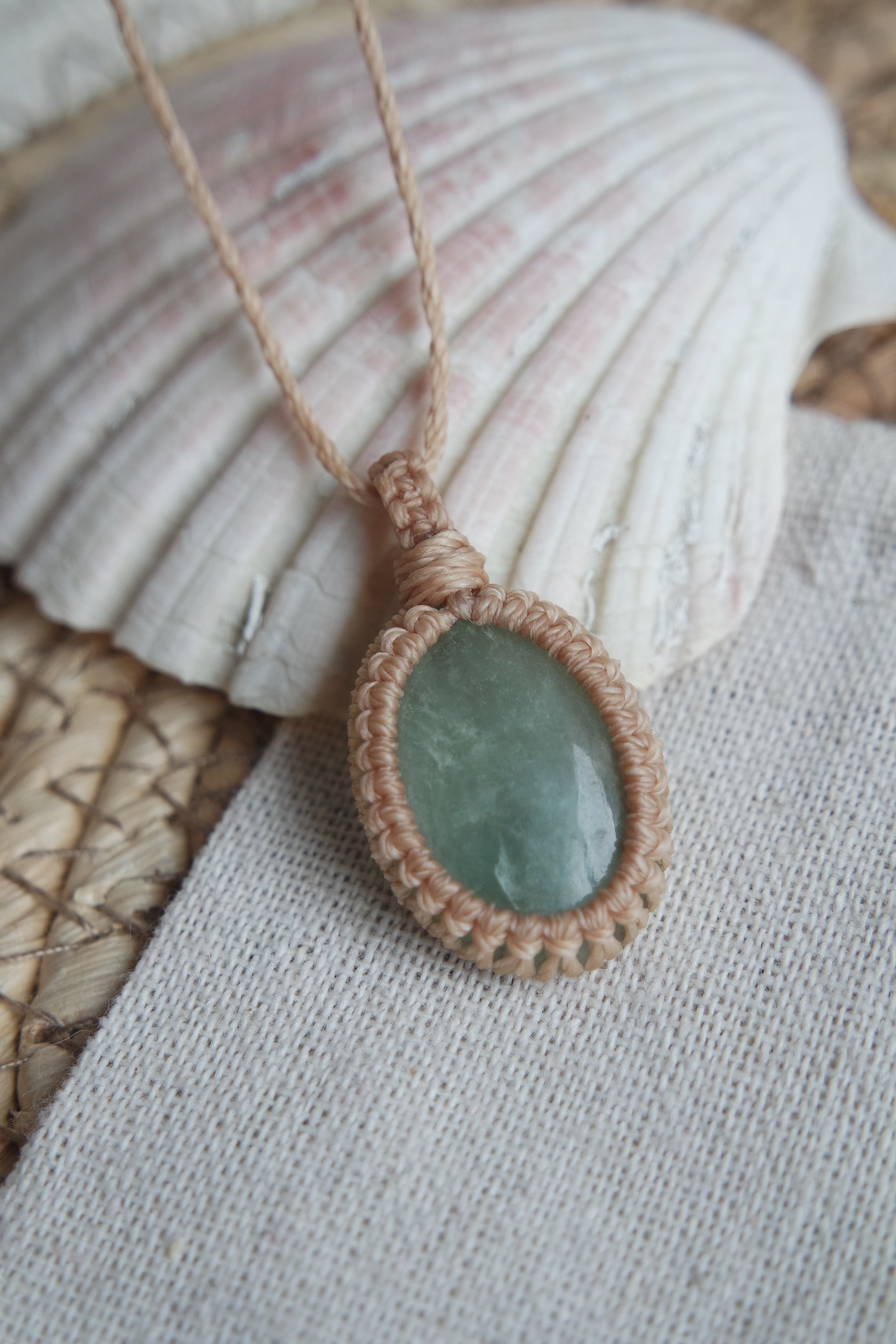 Einzigartige Naturstein Kette mit Aquamarin in liebevoller Handarbeit gefertigt.