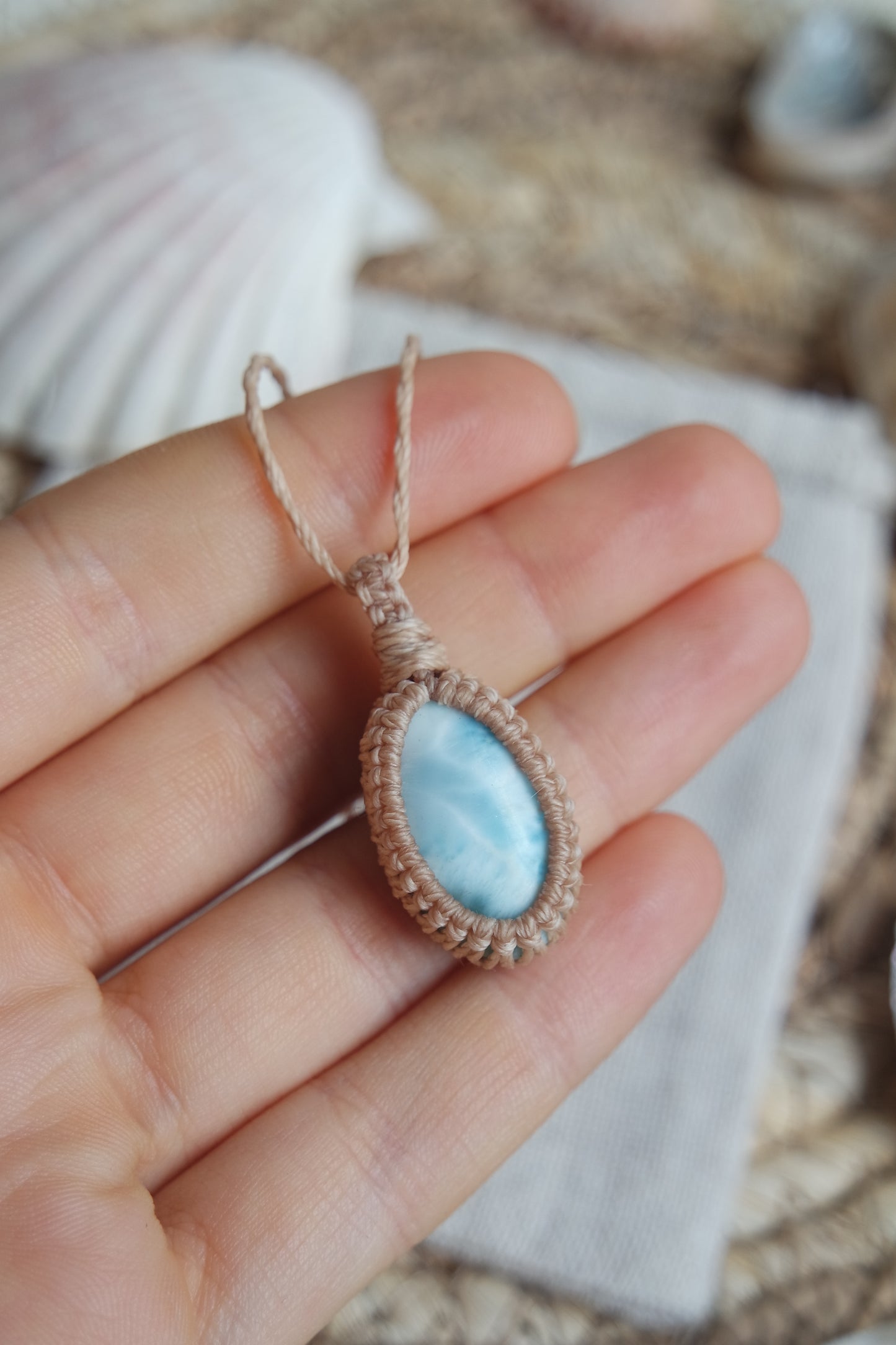 Handgeknüpfte Makramee Kette „Geborgenheit“ mit echtem Larimar.