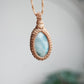 Larimar Kette mit beigefarbener Makrameefassung in Nahaufnahme.