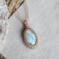 Handgefertigte Naturstein Kette mit Larimar aus der Kollektion „Zwischen Wellen und Wurzeln“.