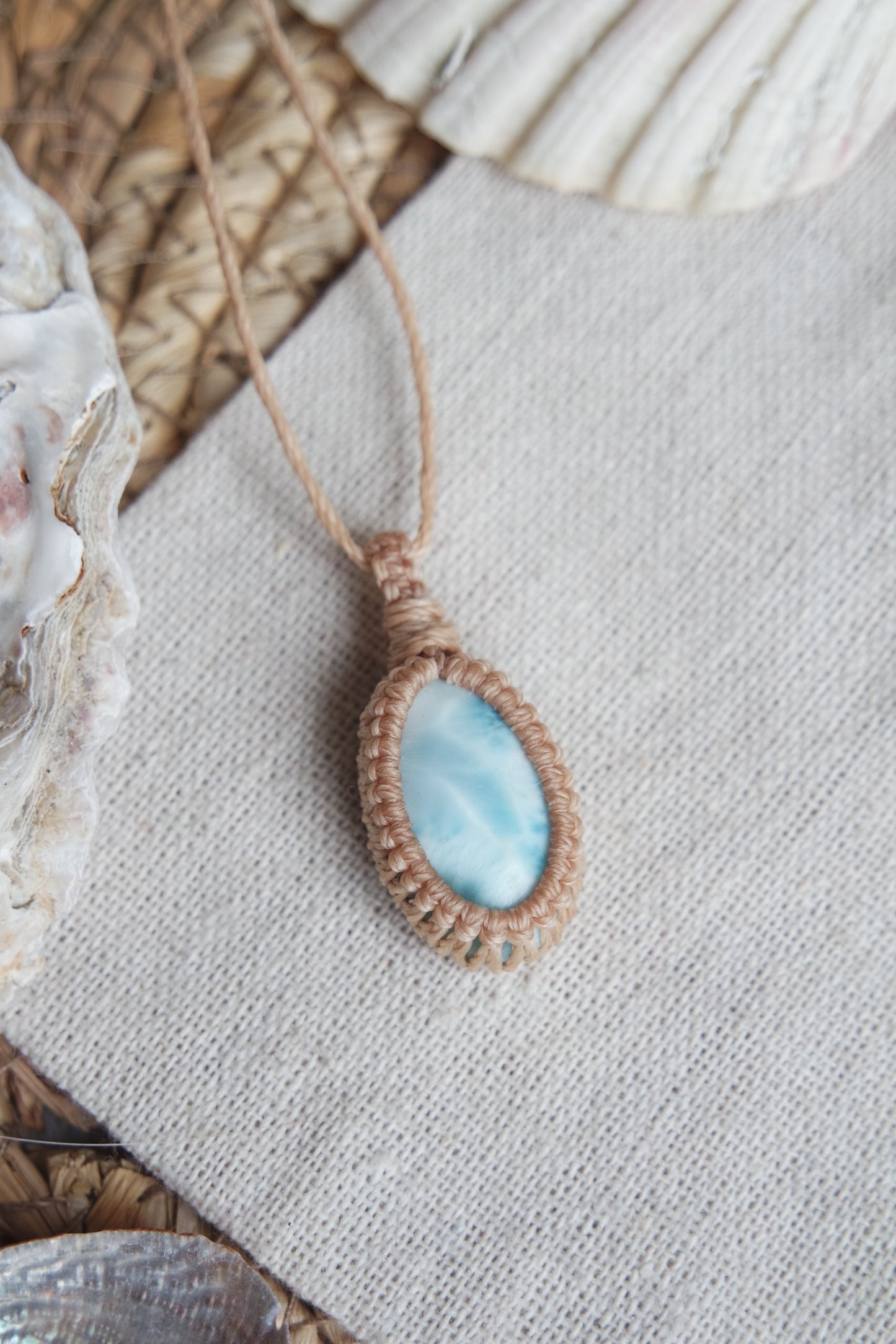 Handgefertigte Naturstein Kette mit Larimar aus der Kollektion „Zwischen Wellen und Wurzeln“.