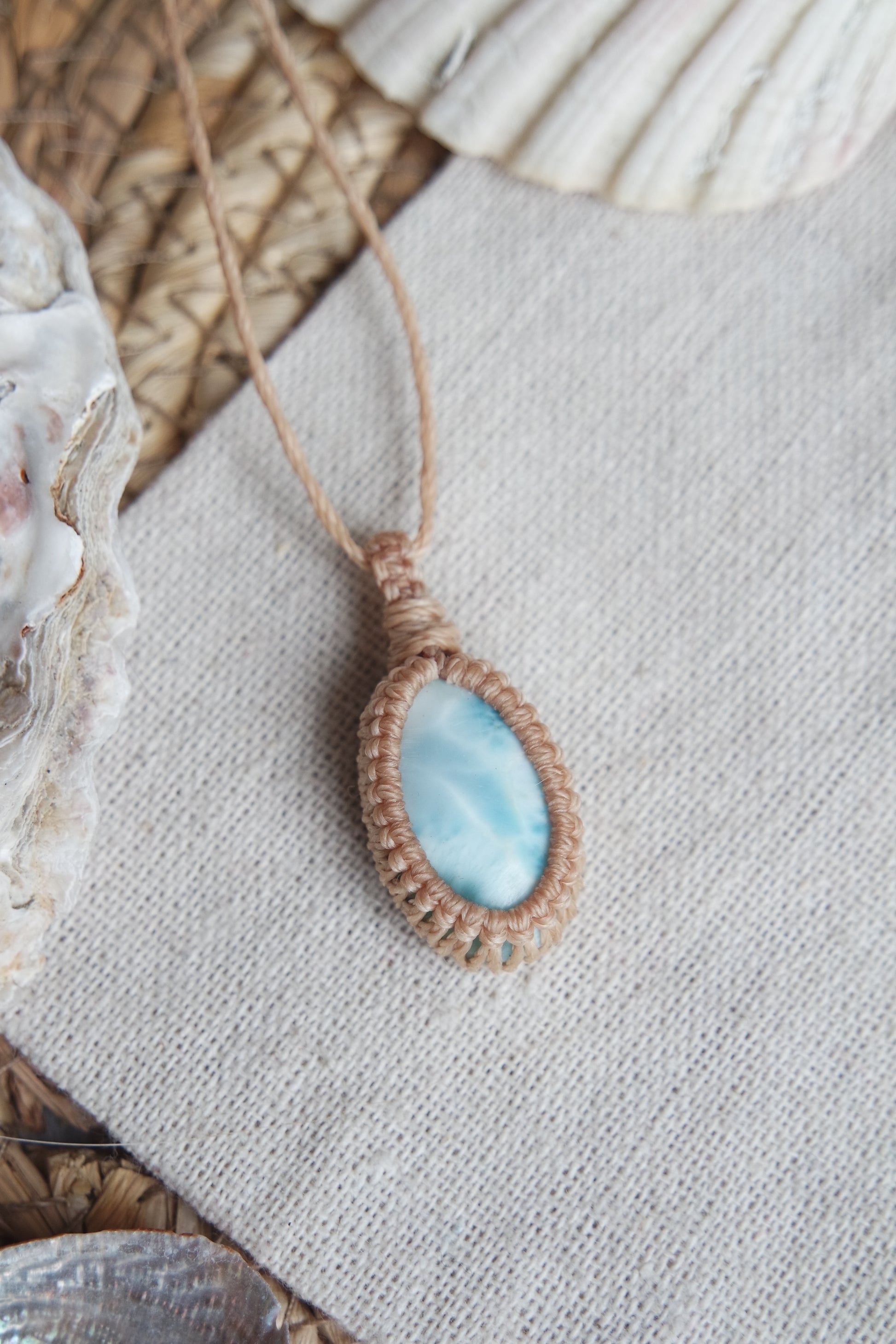Handgefertigte Naturstein Kette mit Larimar aus der Kollektion „Zwischen Wellen und Wurzeln“.