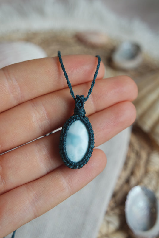 Makramee Kette mit Larimar und verstellbarem Schiebeknoten aus Handarbeit.