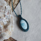 Detailaufnahme der Makramee Kette „Dankbarkeit“ mit natürlichem Larimar.