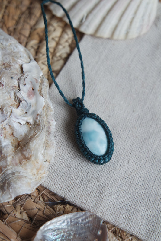 Detailaufnahme der Makramee Kette „Dankbarkeit“ mit natürlichem Larimar.