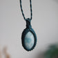 Larimar Kette mit dunkelblauer Makrameefassung in Nahaufnahme.