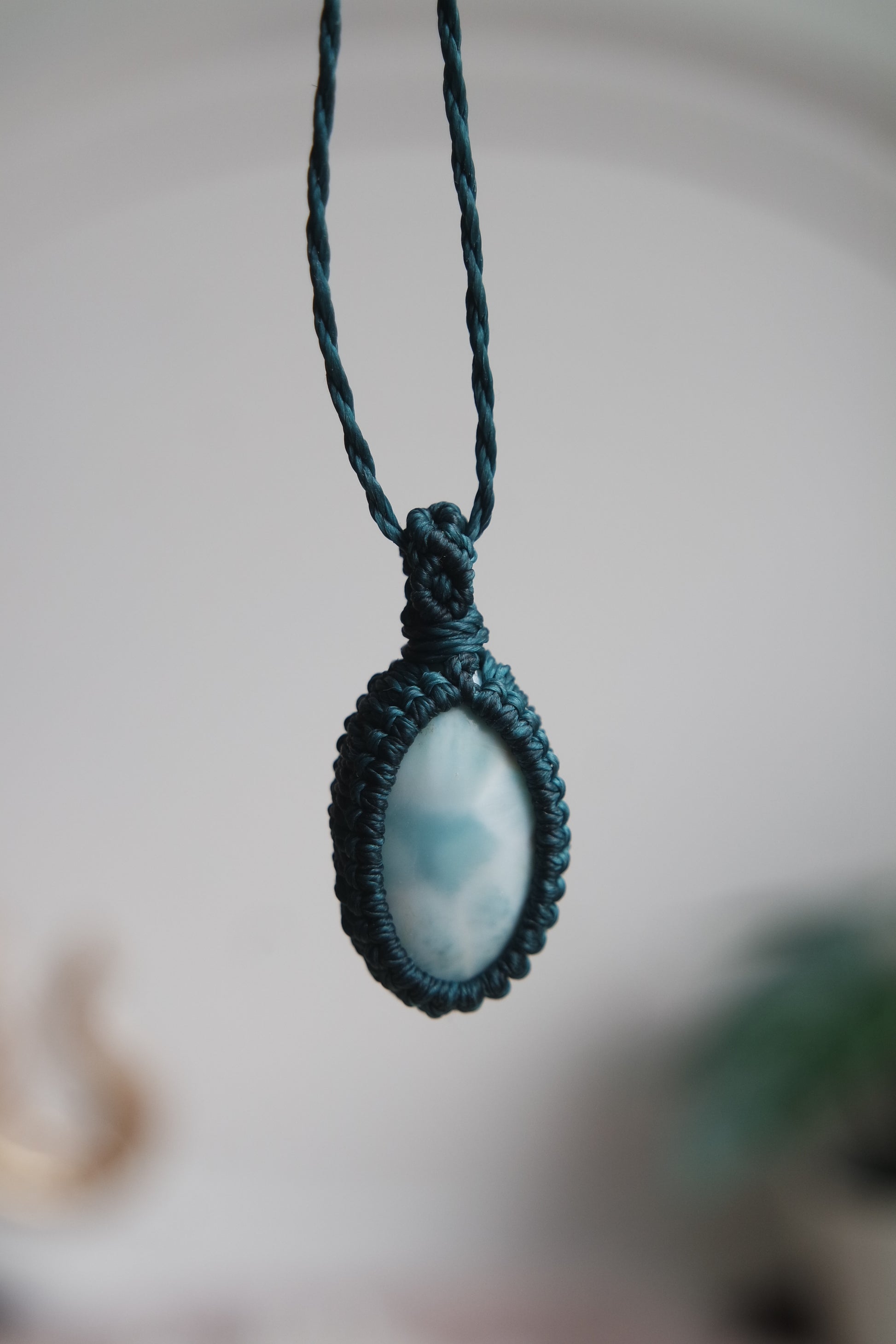 Larimar Kette mit dunkelblauer Makrameefassung in Nahaufnahme.