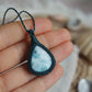 Larimar Kette mit dunkelblauer Makrameefassung in Nahaufnahme.