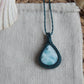 Handgefertigte Naturstein Kette mit Larimar aus der Kollektion „Zwischen Wellen und Wurzeln“.