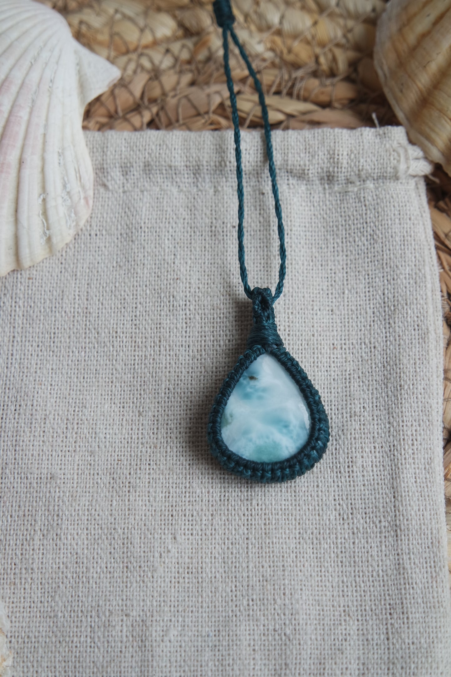 Handgefertigte Naturstein Kette mit Larimar aus der Kollektion „Zwischen Wellen und Wurzeln“.