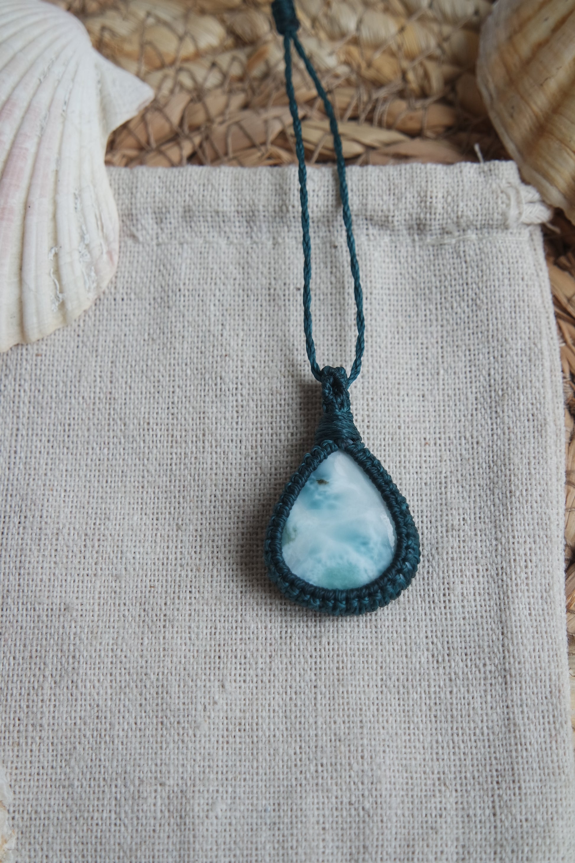 Handgefertigte Naturstein Kette mit Larimar aus der Kollektion „Zwischen Wellen und Wurzeln“.