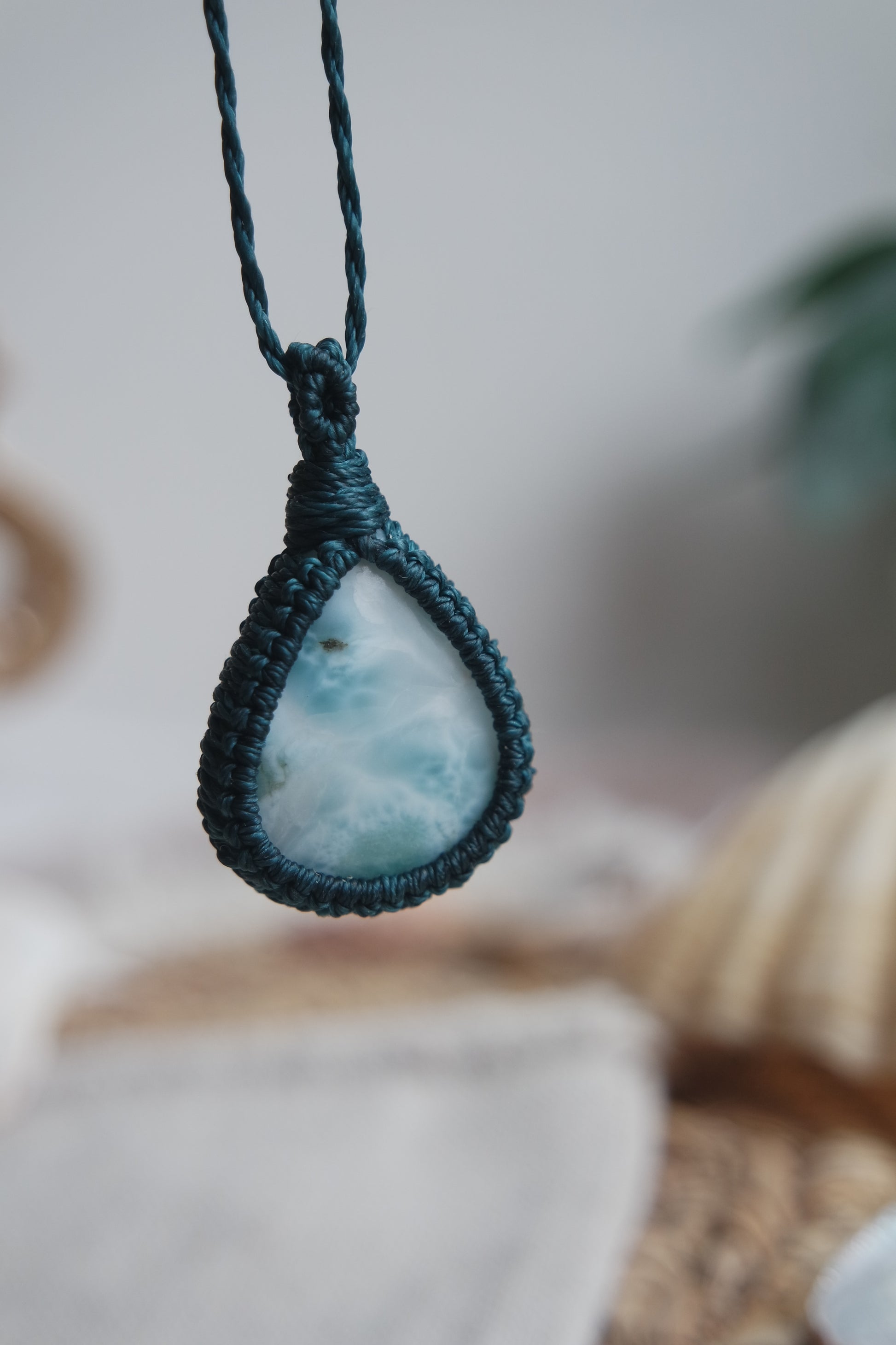 Handgeknüpfte Makramee Kette „Zuversicht“ mit echtem Larimar.