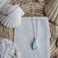 Handgeknüpfter Larimar Anhänger mit weißer Makrameefassung und S.STEEL-Kette.