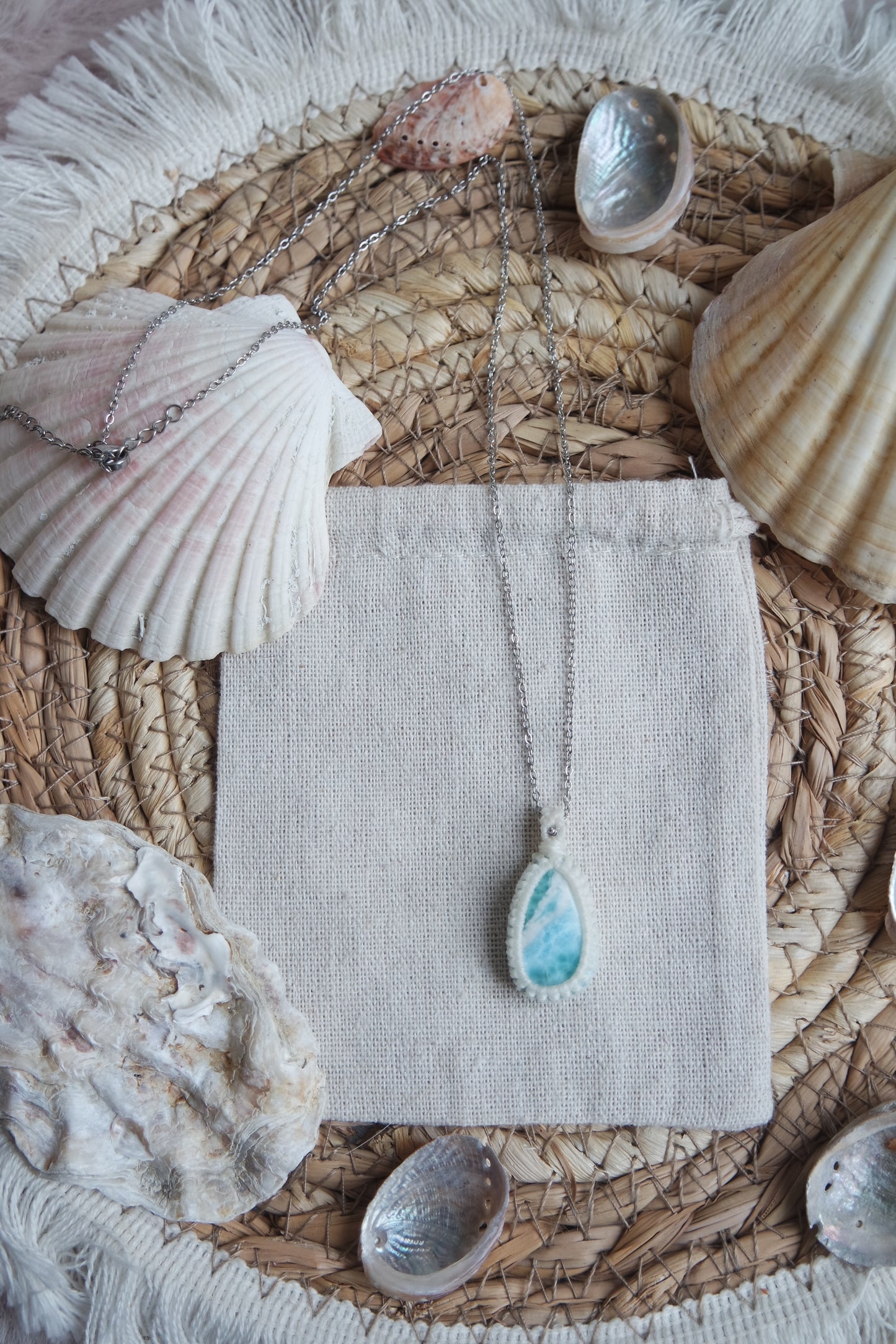 Handgeknüpfter Larimar Anhänger mit weißer Makrameefassung und S.STEEL-Kette.