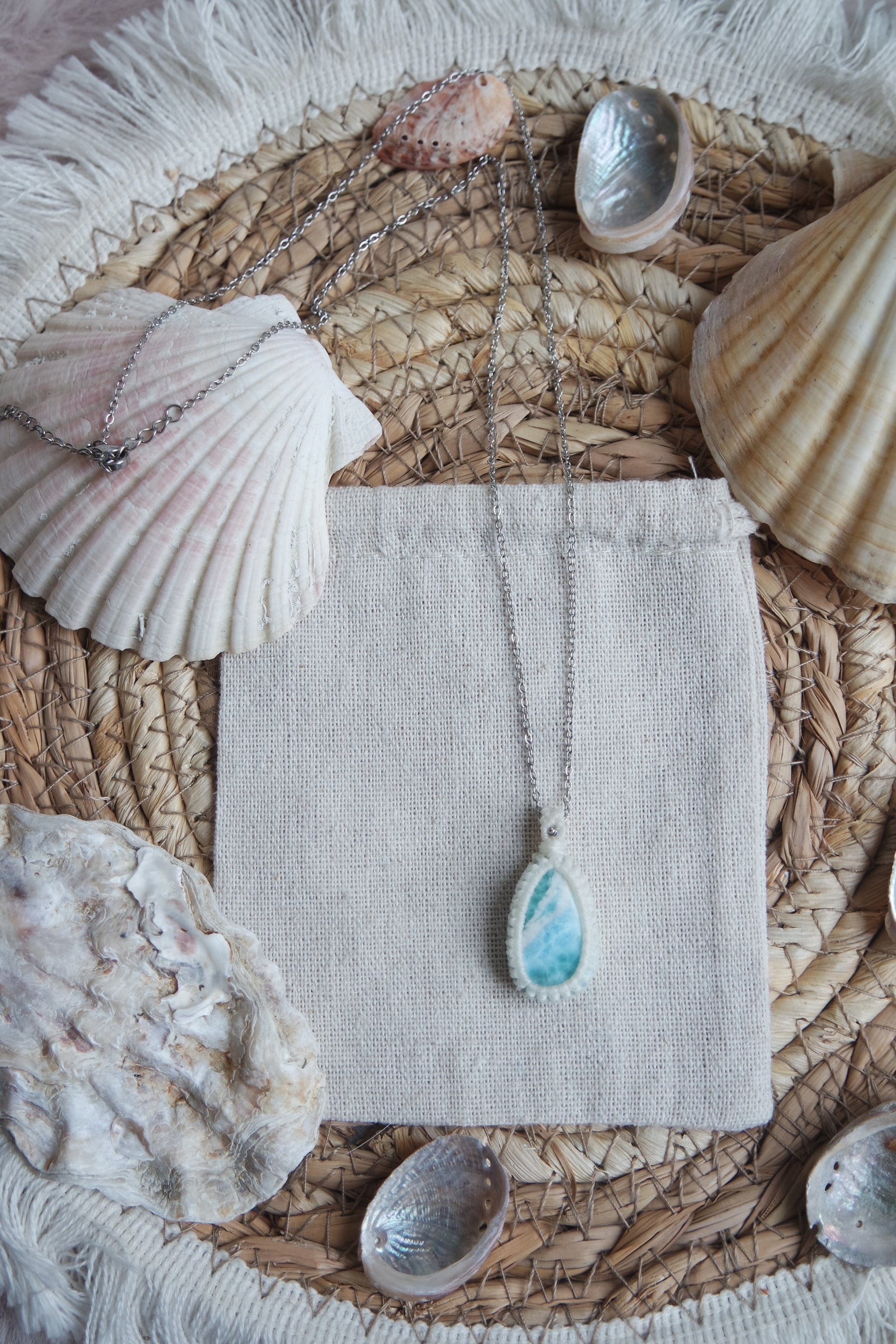 Handgeknüpfter Larimar Anhänger mit weißer Makrameefassung und S.STEEL-Kette.