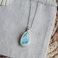 Makramee Anhänger mit natürlichem Larimar aus der Kollektion „Zwischen Wellen und Wurzeln“.