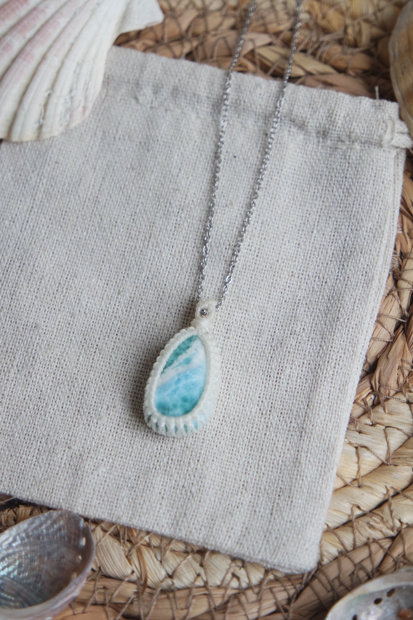 Makramee Anhänger mit natürlichem Larimar aus der Kollektion „Zwischen Wellen und Wurzeln“.