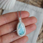 Handgefertigter Larimar Anhänger mit weißem Makramee und S.STEEL-Kette.