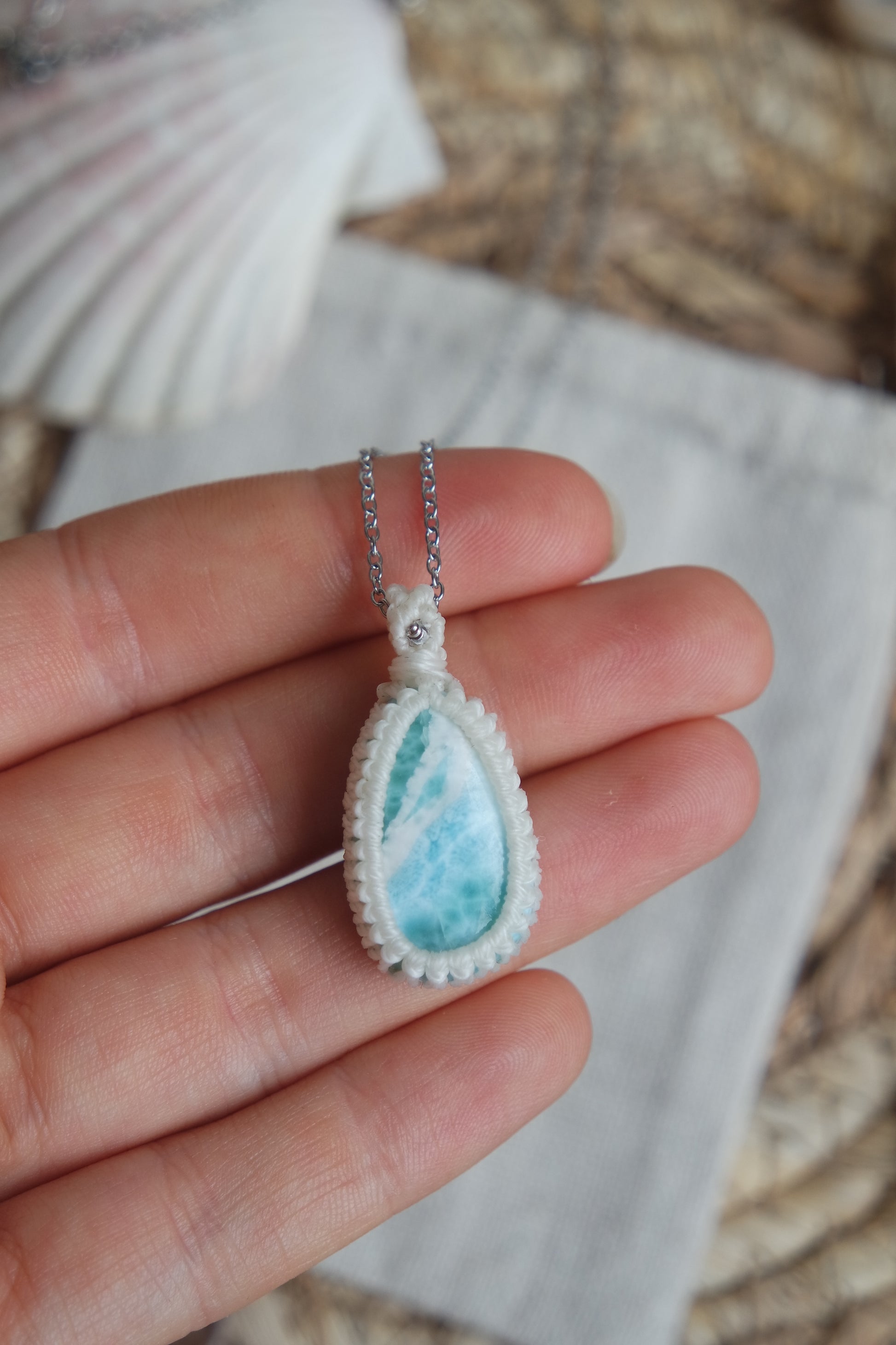 Handgefertigter Larimar Anhänger mit weißem Makramee und S.STEEL-Kette.