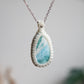 Makramee Anhänger „Reinheit“ mit echtem Larimar an S.STEEL-Kette.