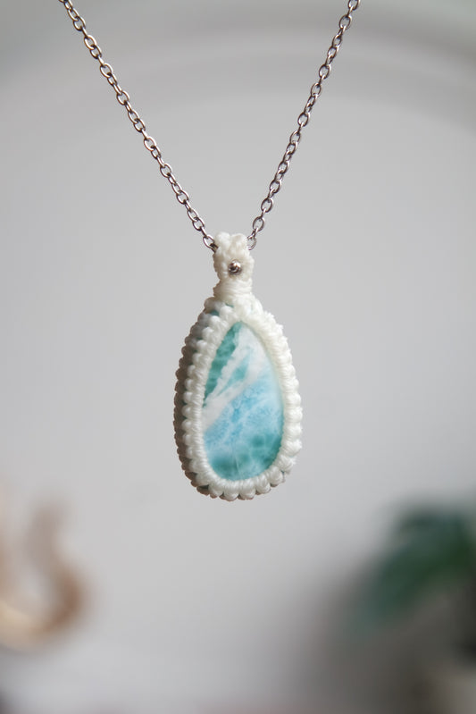 Makramee Anhänger „Reinheit“ mit echtem Larimar an S.STEEL-Kette.