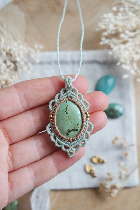 Zarte Makramee-Kette ‚Flusslied‘ mit harmonischer Farbgebung – präsentiert als stilles Schmuckstück im Boho-Stil
