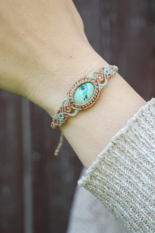 Zartes Armband ‚Mintschimmer‘ – getragen am Handgelenk mit schimmernden Akzenten und feiner Knotung
