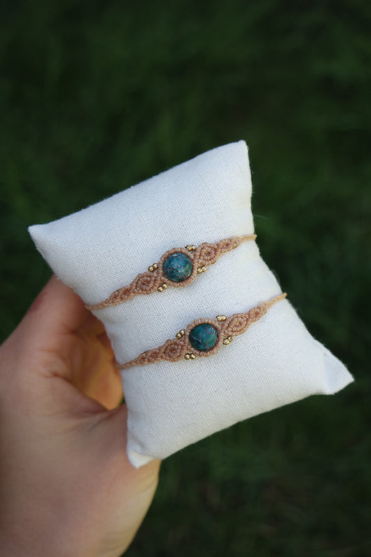 „Boho-Armband ‚Seelentanz‘ – handgeknüpfter Schmuck mit sanftem Glanz und filigraner Makramee-Struktur“