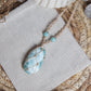 Handgefertigte Makramee Kette Aquallina mit großem hellblauem Larimar in Netzfassung und zwei Larimarperlen am Band.