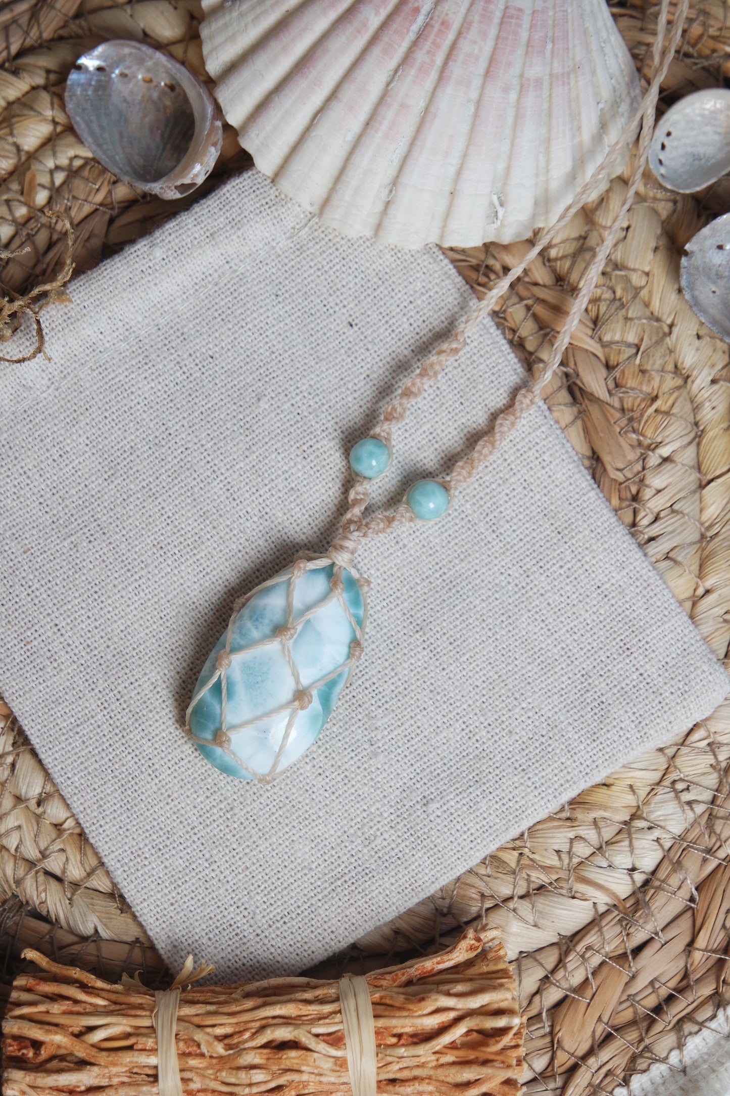 Handgefertigte Makramee Kette Aquallina mit großem hellblauem Larimar in Netzfassung und zwei Larimarperlen am Band.