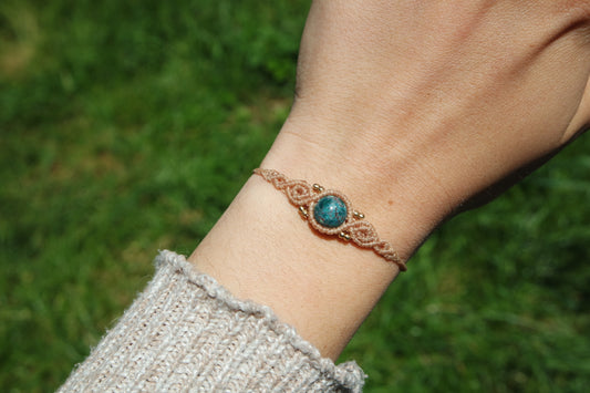 „Makramee-Armband ‚Seelentanz‘ mit runder Türkisperle und goldenen Messingperlen – getragen am Handgelenk mit nudefarbenem Garn“