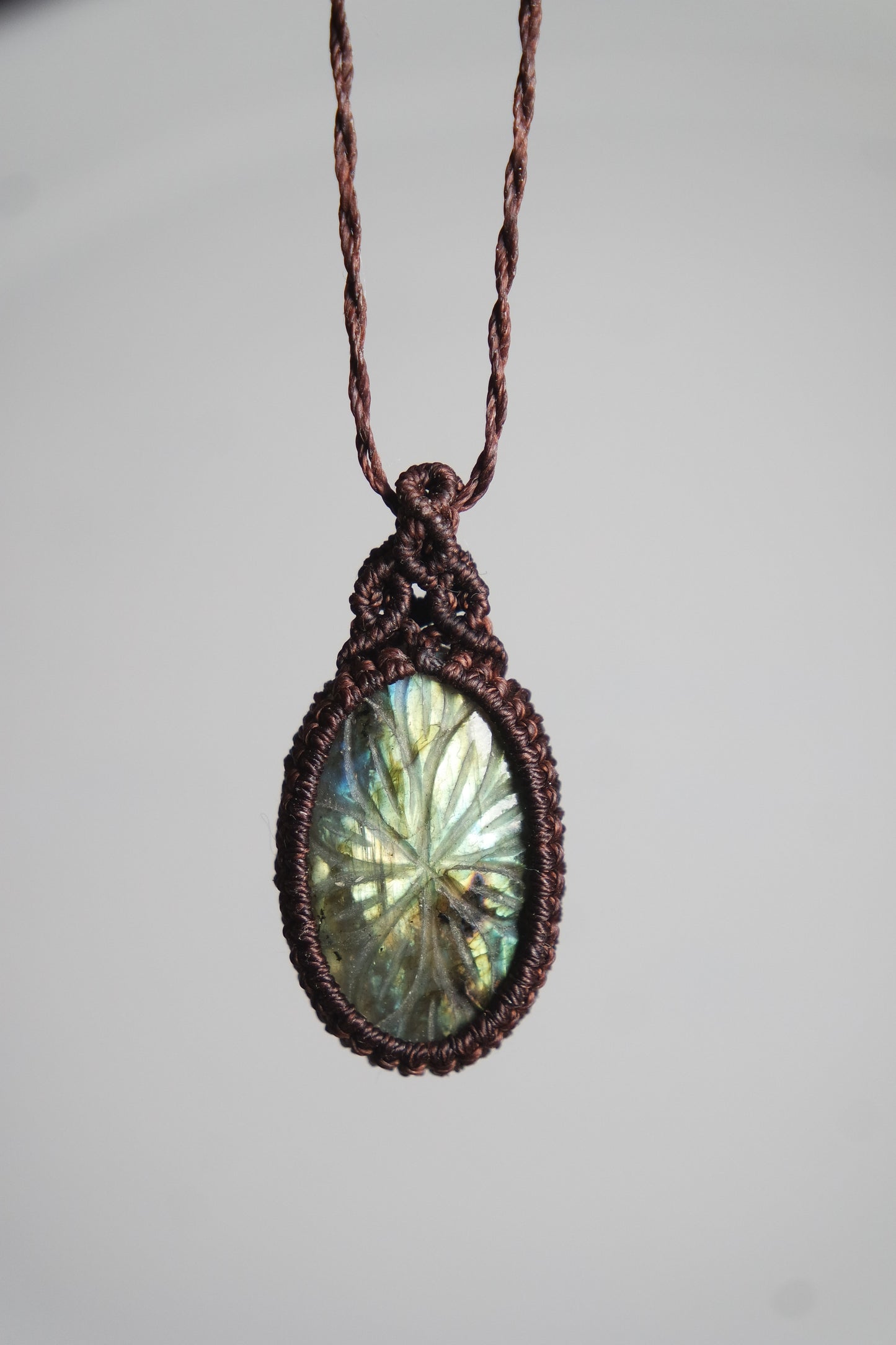 Handgefertigte Makramee Kette Miralyn mit grün gold schimmerndem Labradorit und dunkelbraunem Garn