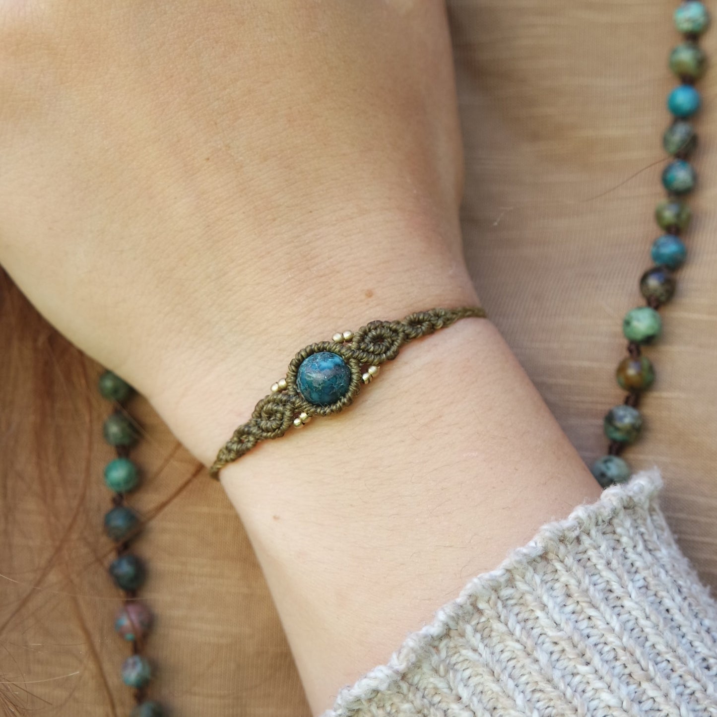 Tragebild des Armbands ‚Hoffnungsflamme‘ – zarter Makramee-Schmuck mit tiefer Bedeutung und goldenem Schimmer
