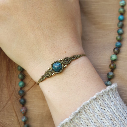 Tragebild des Armbands ‚Hoffnungsflamme‘ – zarter Makramee-Schmuck mit tiefer Bedeutung und goldenem Schimmer