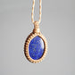 Handgefertigte Makramee Kette Aelith mit ovalem blauem Lapislazuli und heller Makramee Einfassung.