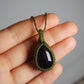 Handgefertigte Makramee Kette Neralia mit dunklem violett durchscheinendem Amethyst und moosgrünem Garn