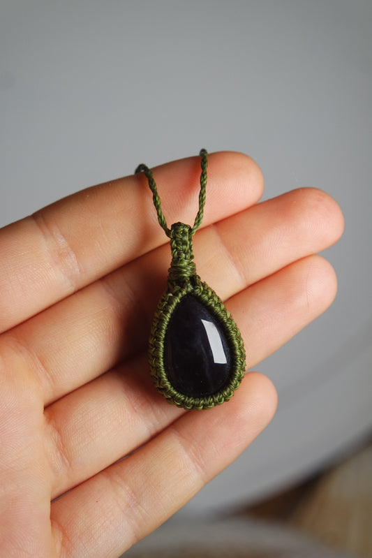 Handgefertigte Makramee Kette Neralia mit dunklem violett durchscheinendem Amethyst und moosgrünem Garn