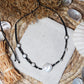 Handgefertigter schwarzer Makramee Choker Arywlla mit Süßwasserperlen, großer Barockperle und kleinen silberfarbenen Edelstahlperlen.