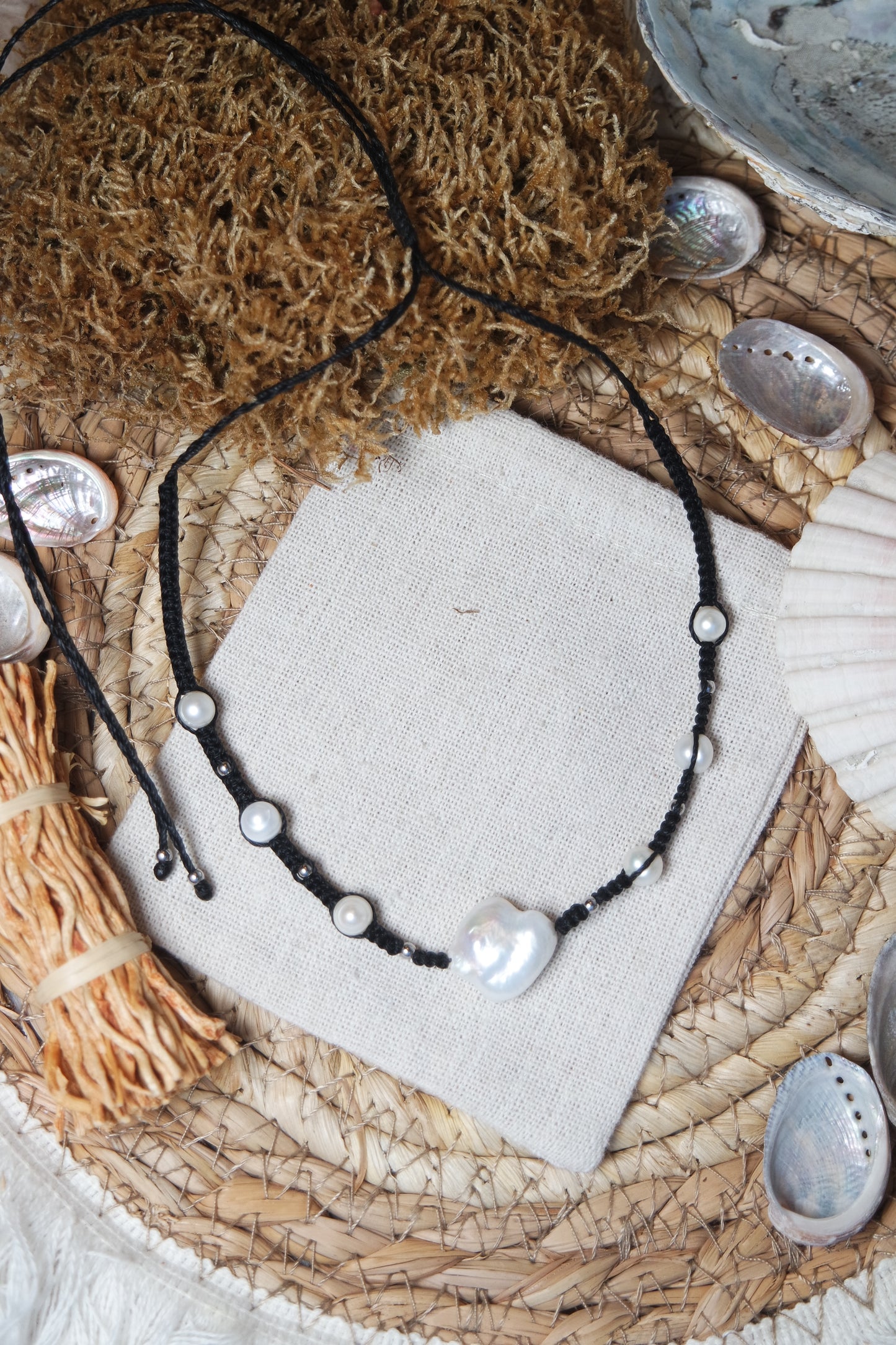 Handgefertigter schwarzer Makramee Choker Arywlla mit Süßwasserperlen, großer Barockperle und kleinen silberfarbenen Edelstahlperlen.